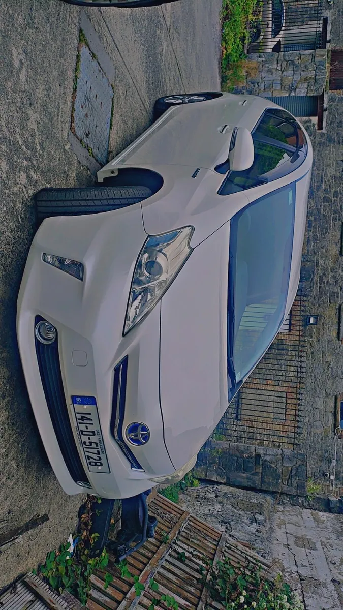 Toyota Prius Alpha 2014 - Image 1