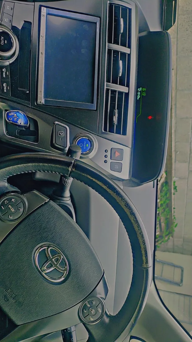 Toyota Prius Alpha 2014 - Image 2