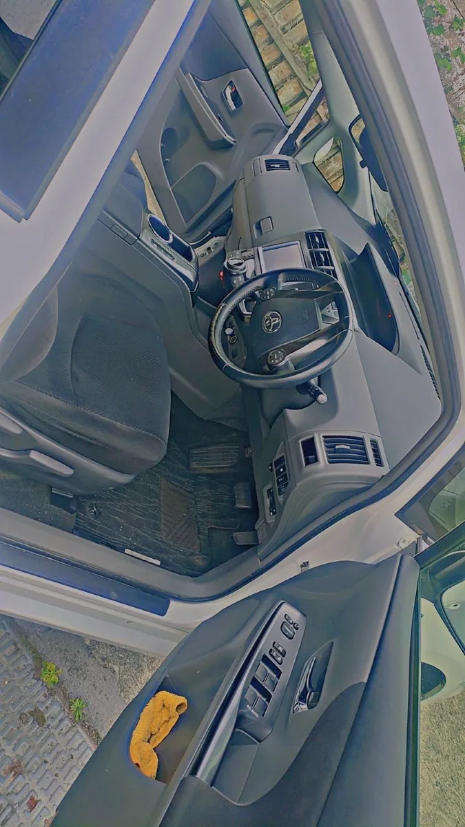 Toyota Prius Alpha 2014 - Image 3