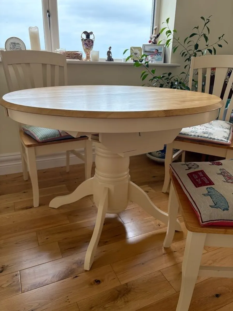 Dining table and 6 Chairs - Image 1