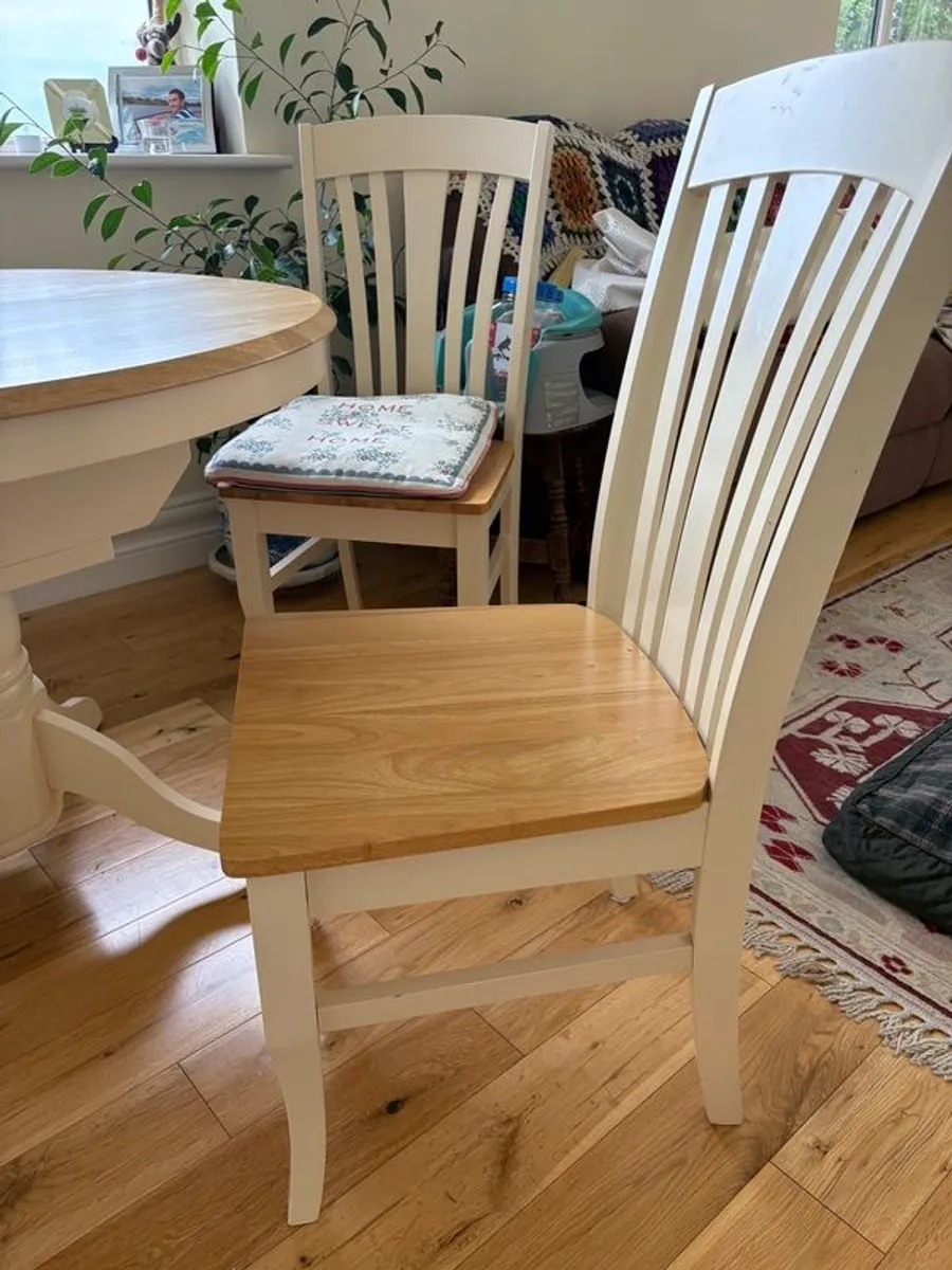 Dining table and 6 Chairs - Image 2