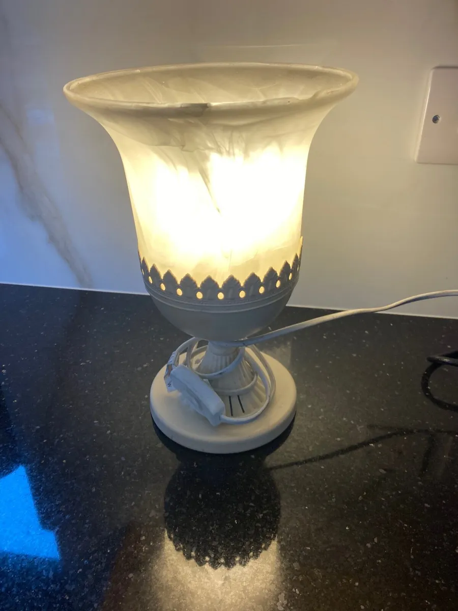 Lamps and lampshades - Image 2