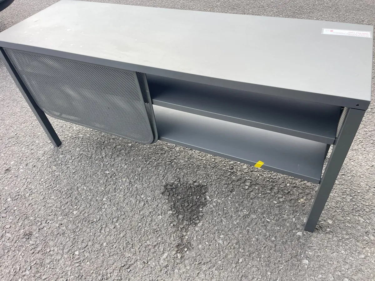 Metallic stand - Image 1