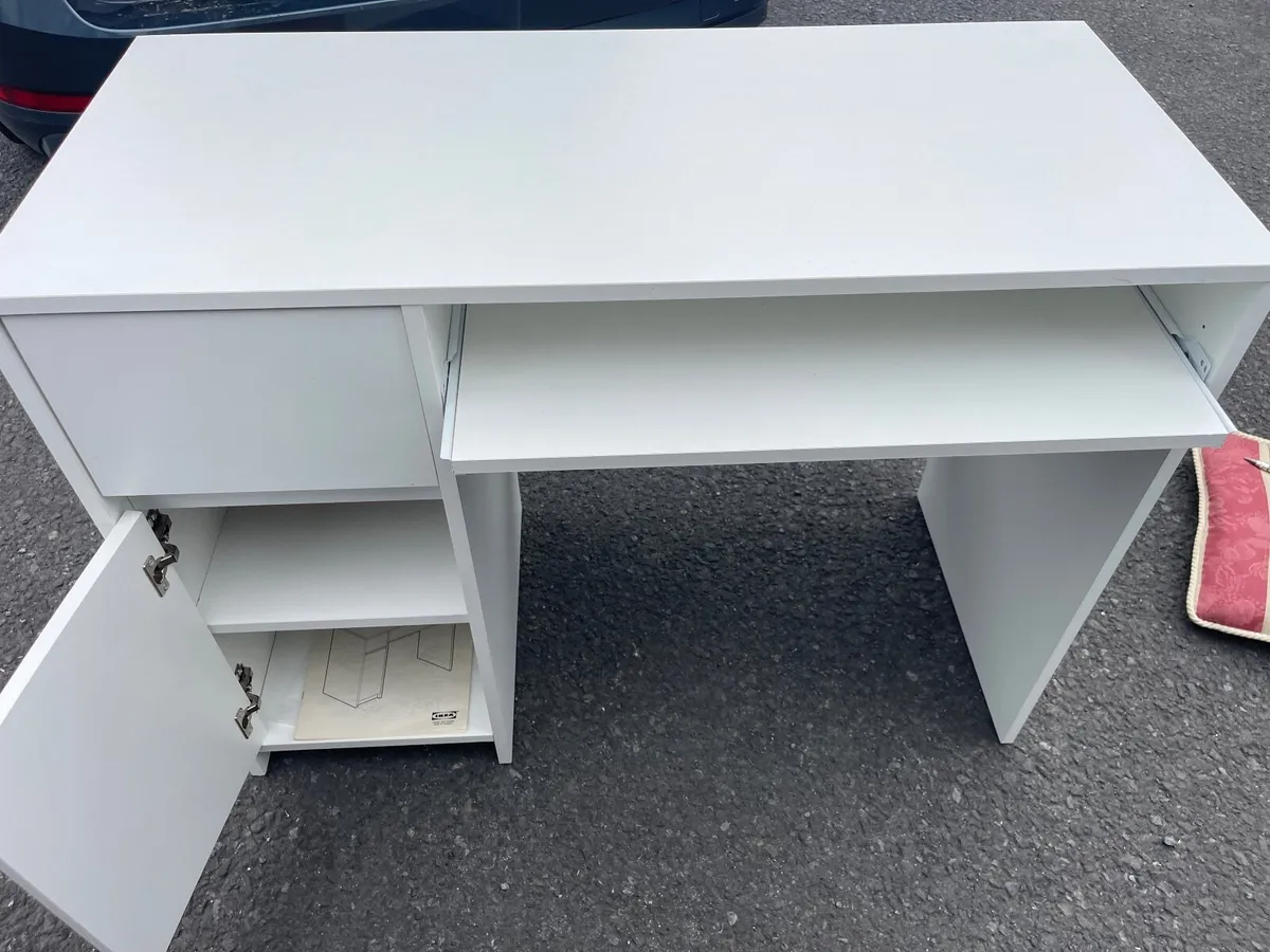 White desk - Image 1