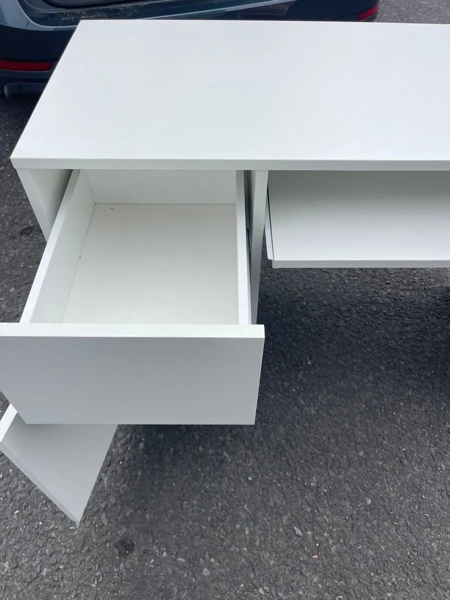 White desk - Image 2