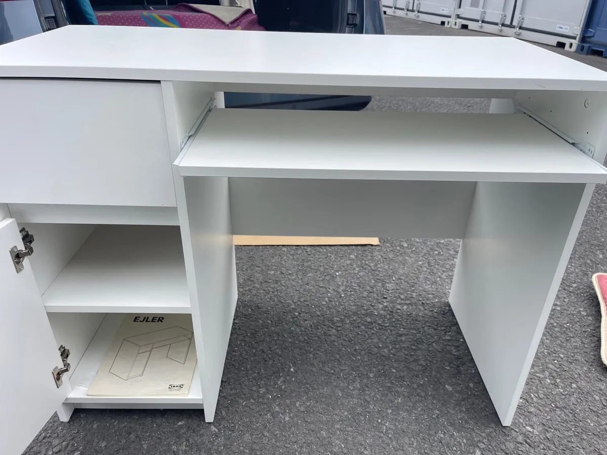 White desk - Image 3