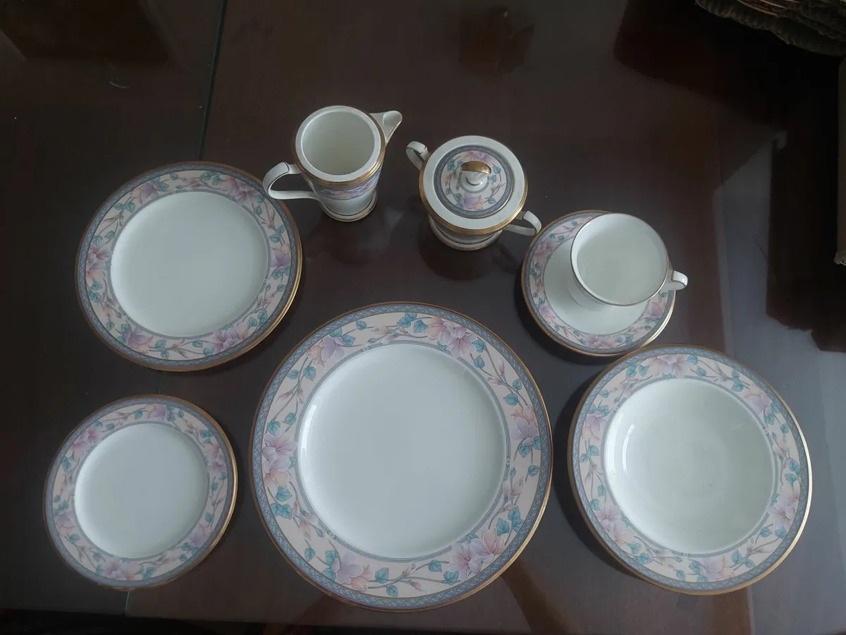 NORITAKE bone china dinner service - Image 1