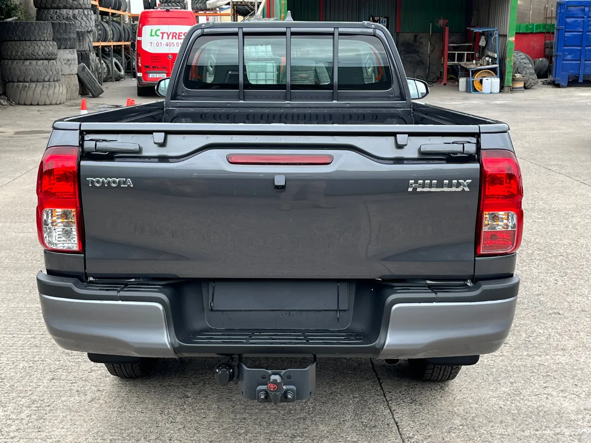 Toyota Hilux 2025 - Image 4