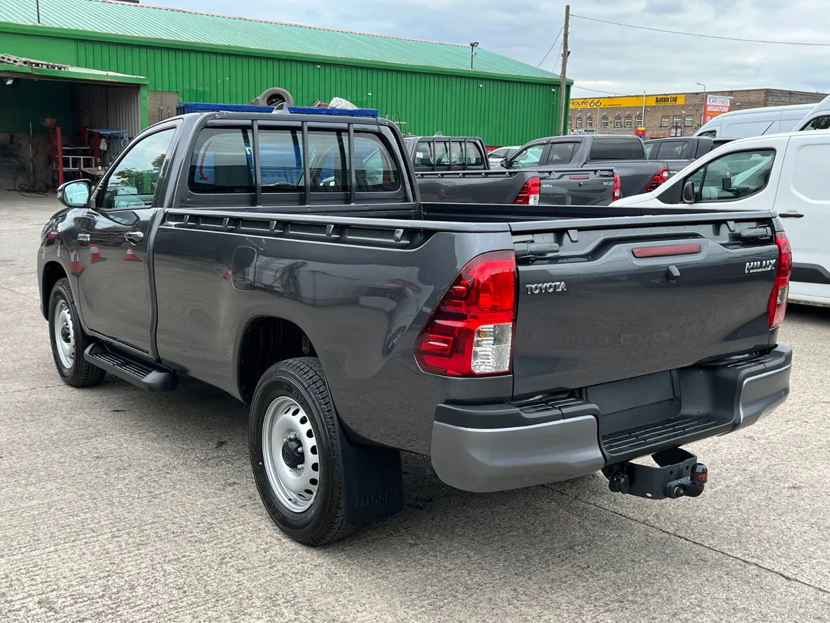 Toyota Hilux 2025 - Image 3