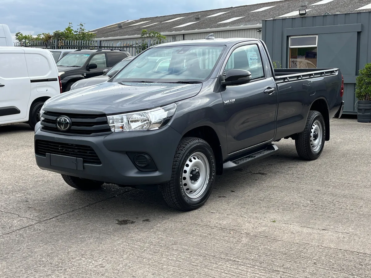 Toyota Hilux 2025 - Image 2