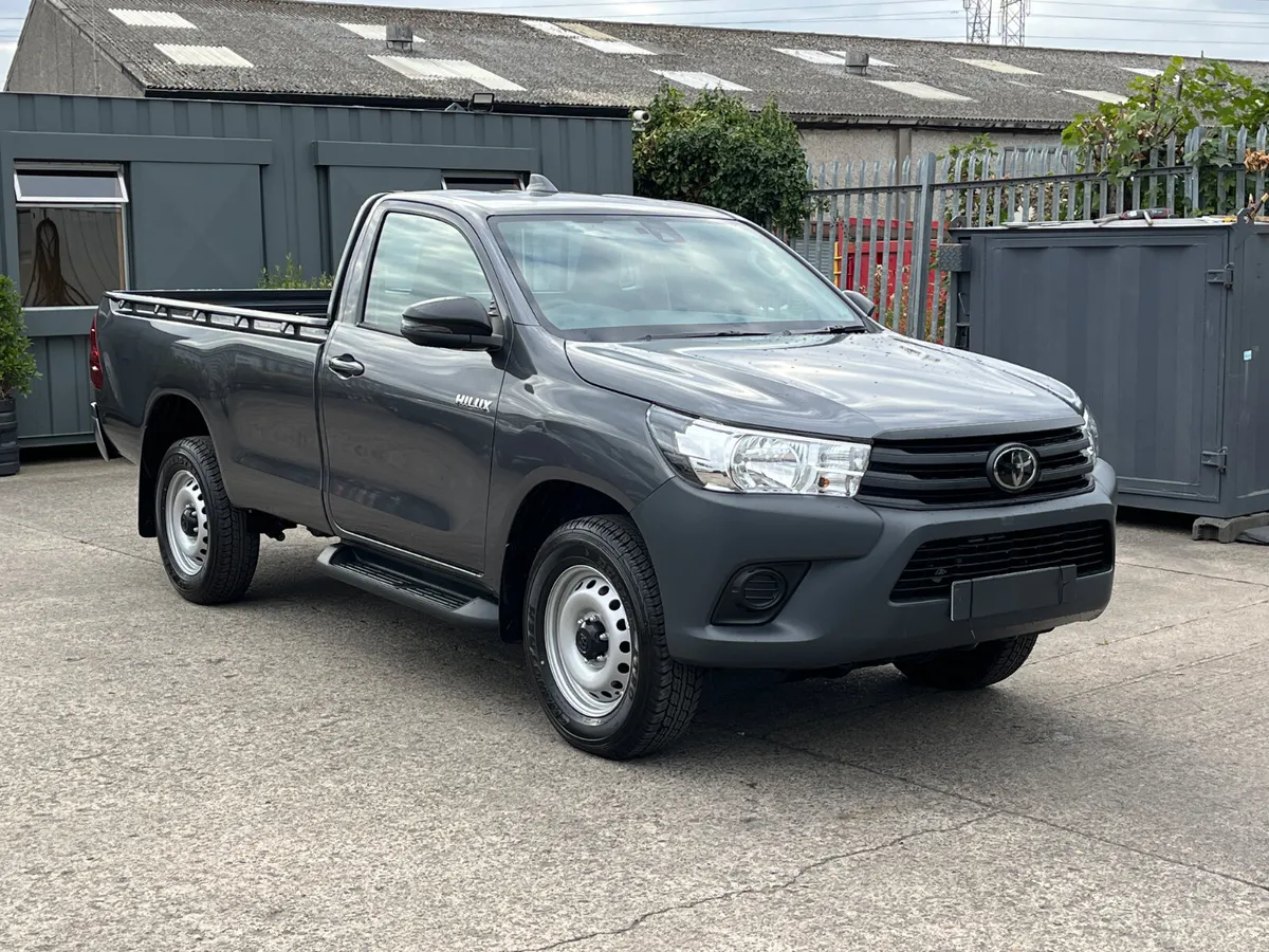 Toyota Hilux 2025 - Image 1