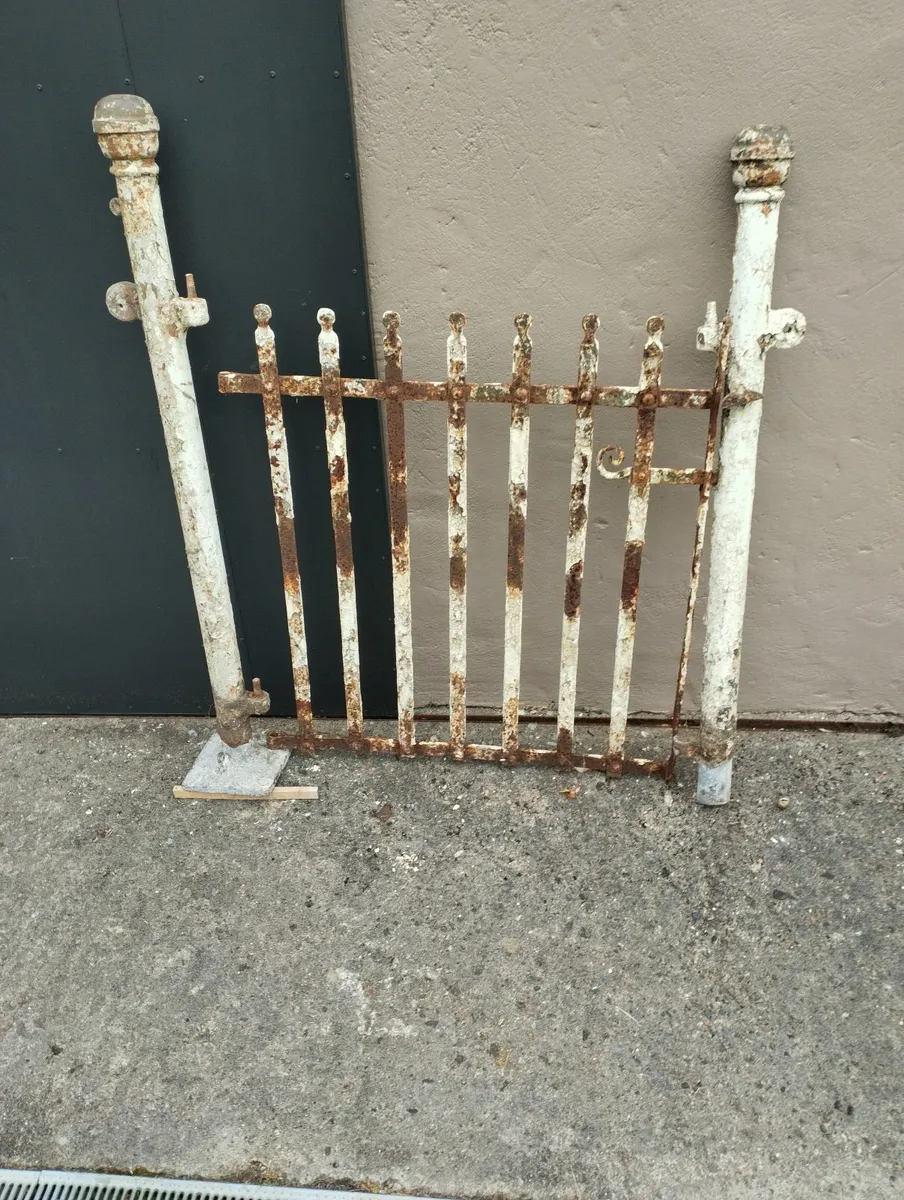 GATE POSTS AND GATE - Image 1