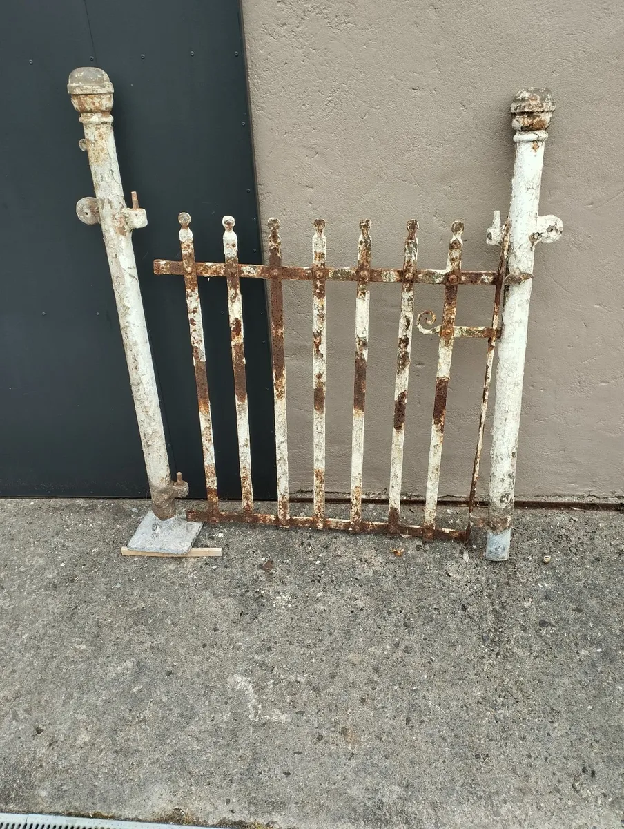 GATE POSTS AND GATE - Image 2