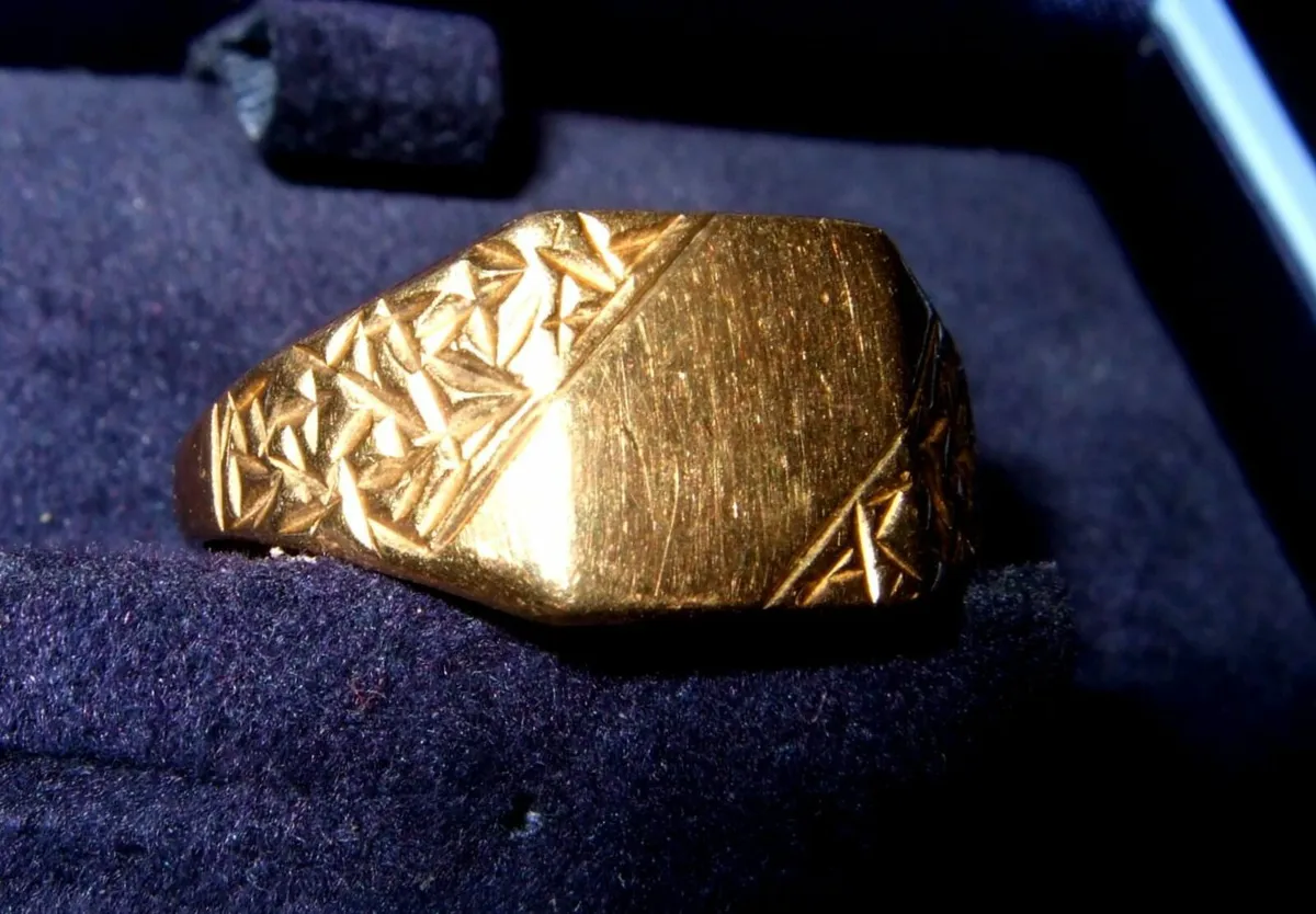 Vintage Hallmarked 9ct Gold Gents Signet Ring - Image 4