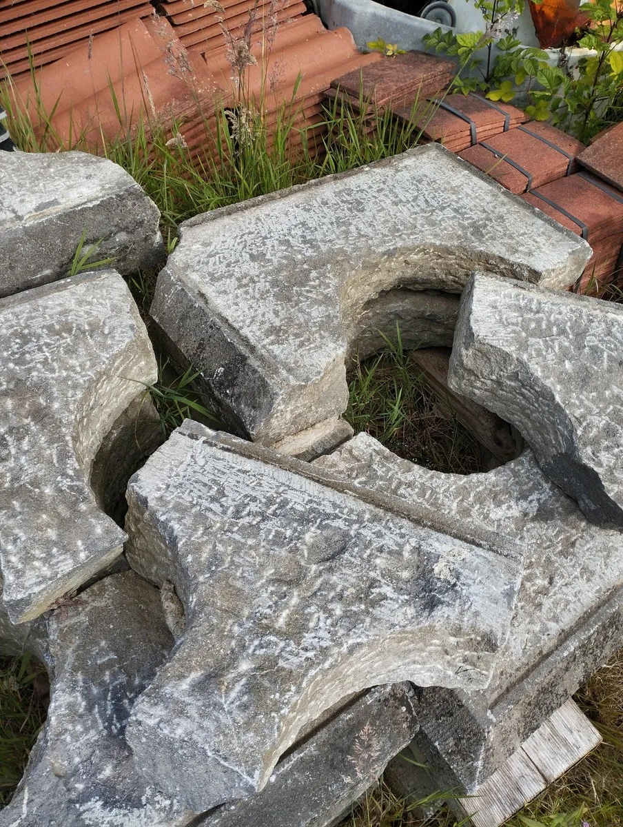 GATE POSTS AND GATE - Image 4