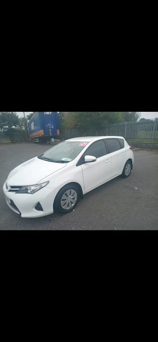 2015 Toyota Auris Van - Image 2
