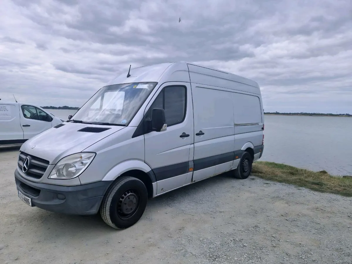 Mercedes Sprinter Camper - Image 3