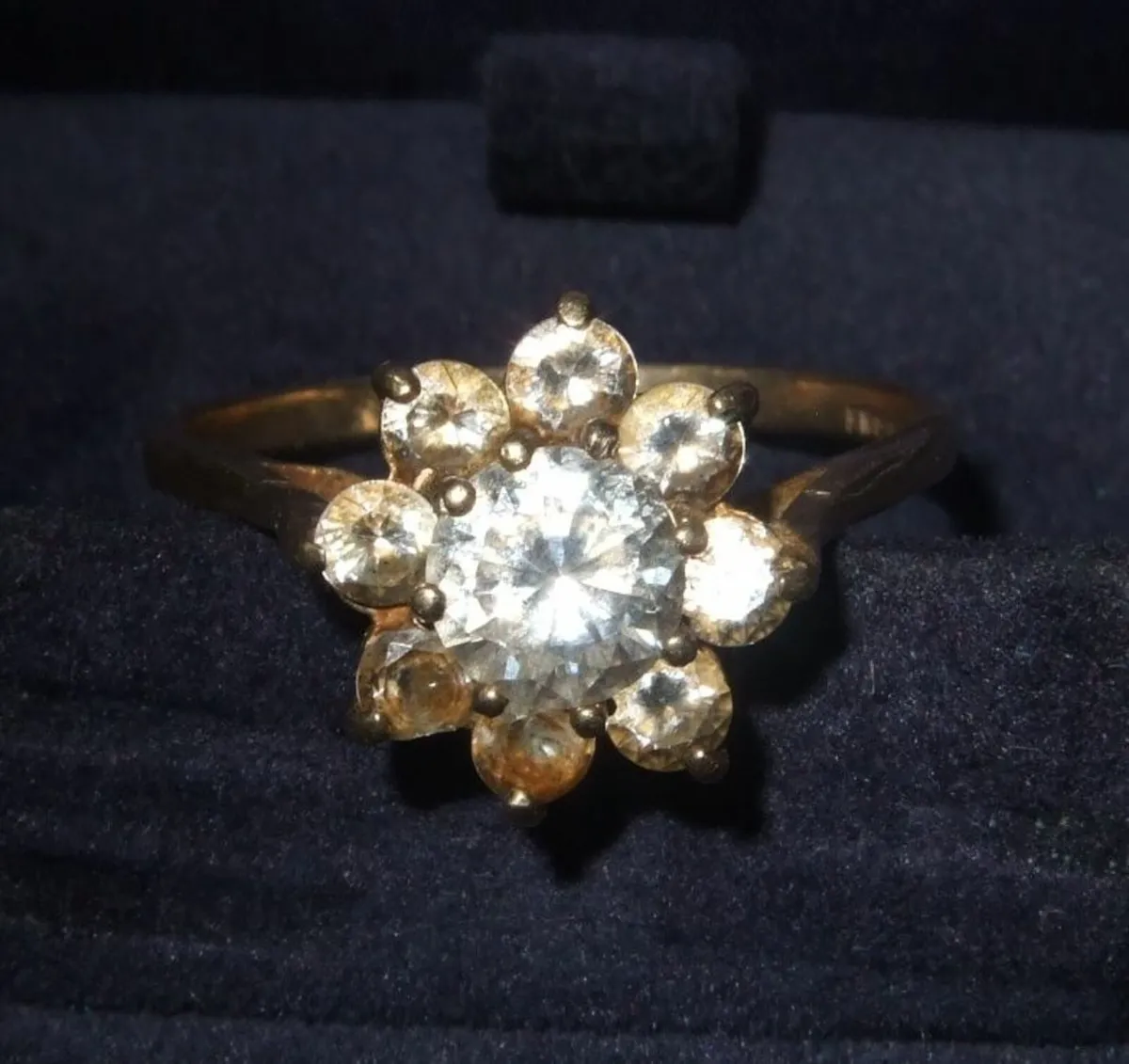 Vintage Hallmarked 9ct Gold Daisy Cluster - Image 1