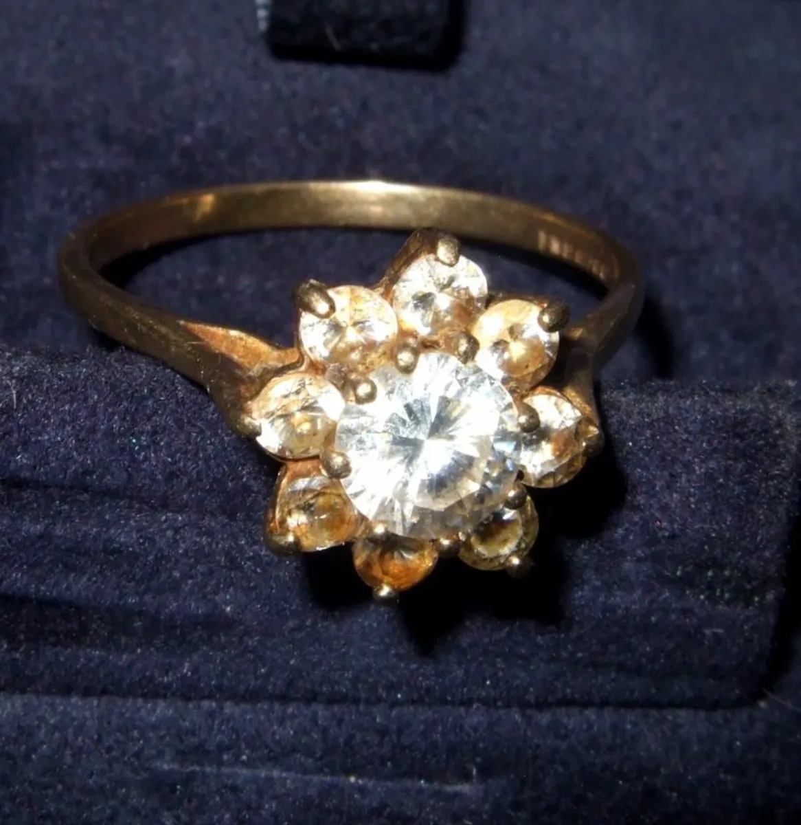 Vintage Hallmarked 9ct Gold Daisy Cluster - Image 2