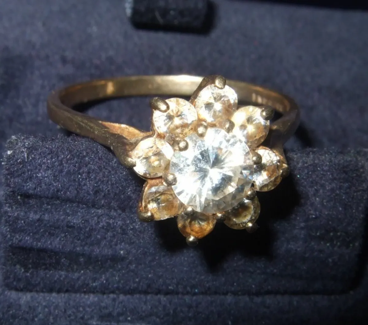 Vintage Hallmarked 9ct Gold Daisy Cluster - Image 3