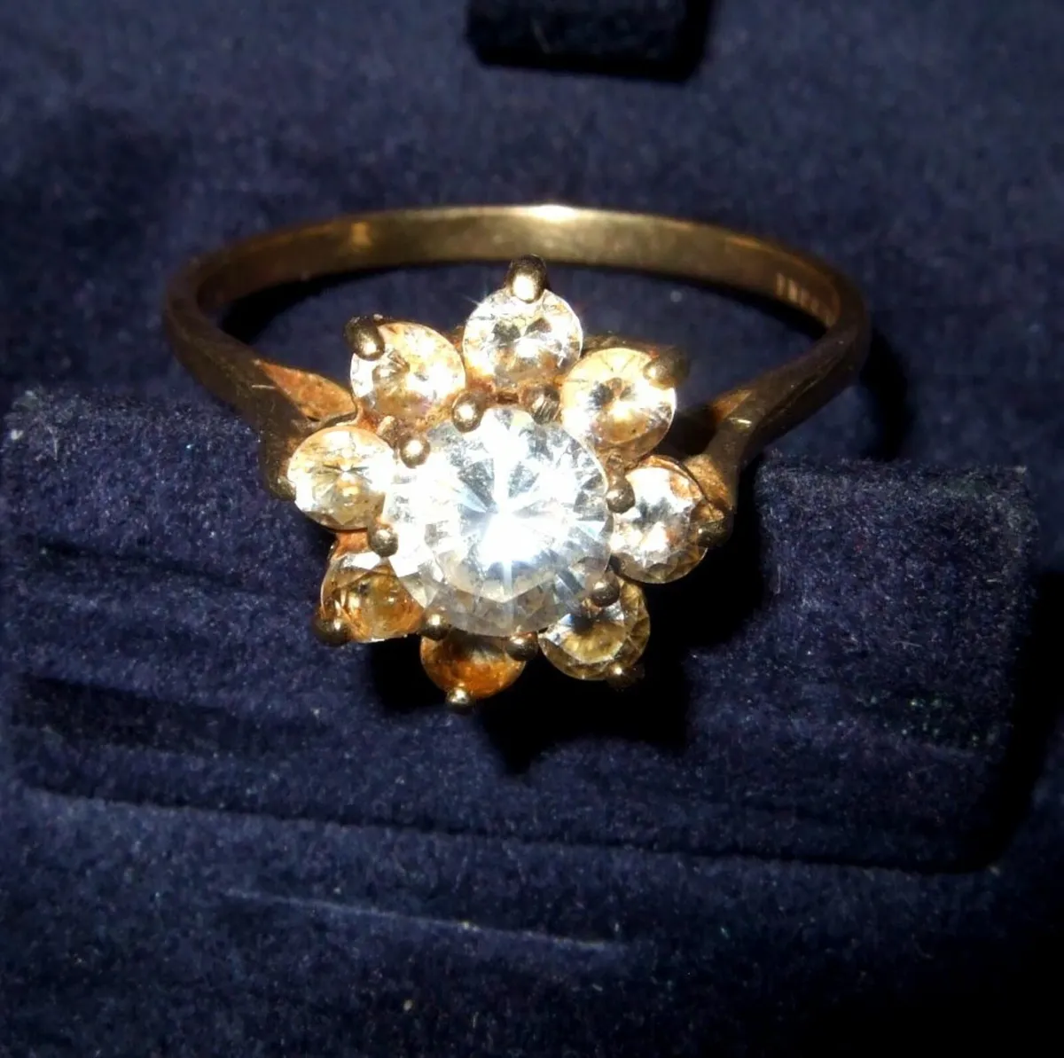 Vintage Hallmarked 9ct Gold Daisy Cluster - Image 4