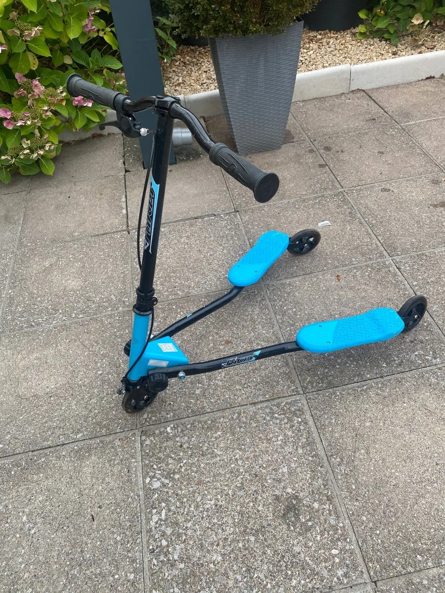 2 Scooters - Image 3