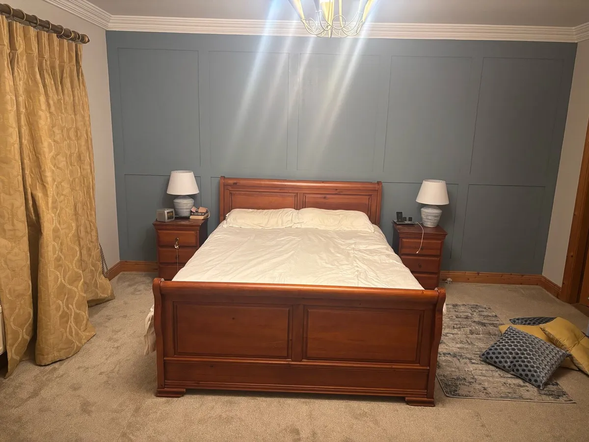Sleigh bed