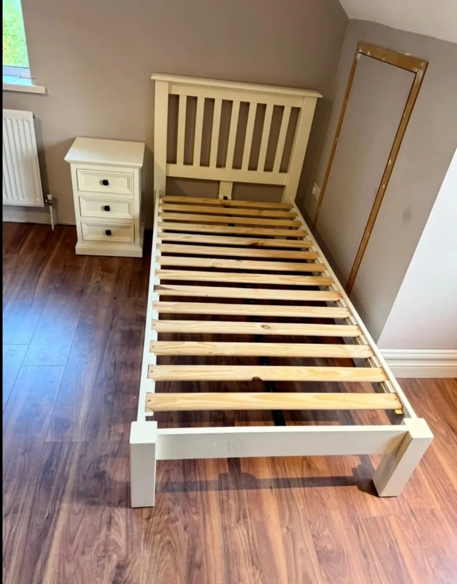 * Single Bed & Locker   * Excellent Condition * - Image 3