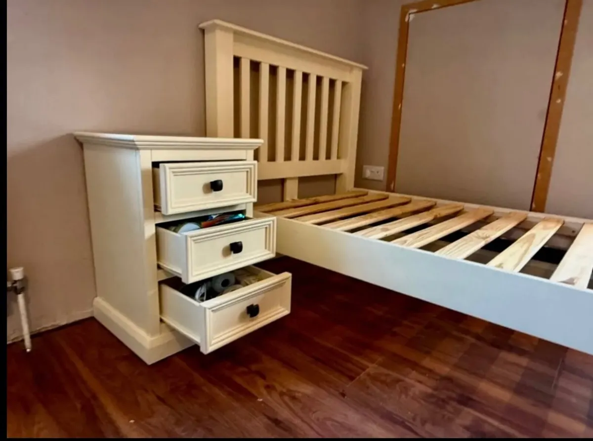 * Single Bed & Locker   * Excellent Condition * - Image 1