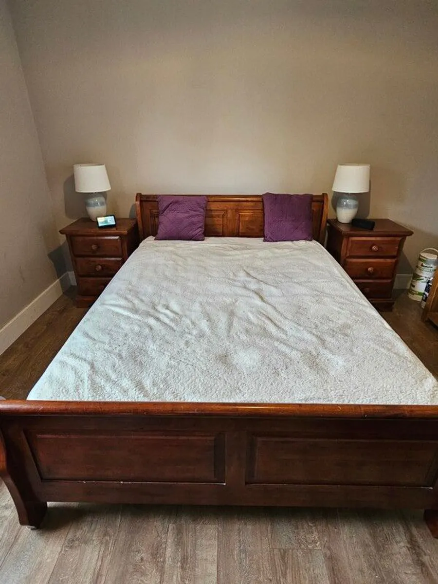 Cherry wood king size sleigh bed, with 2 lockers - Image 2