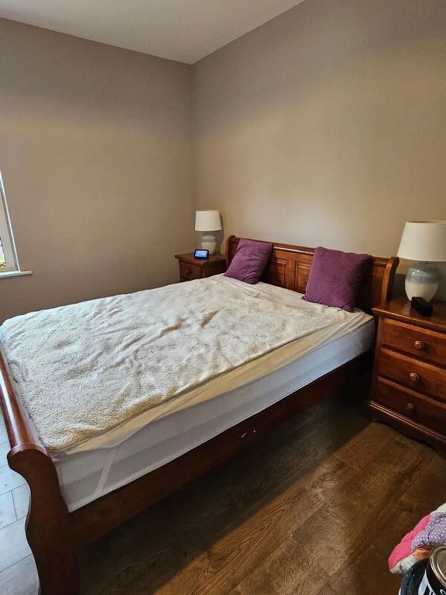 Cherry wood king size sleigh bed, with 2 lockers - Image 3