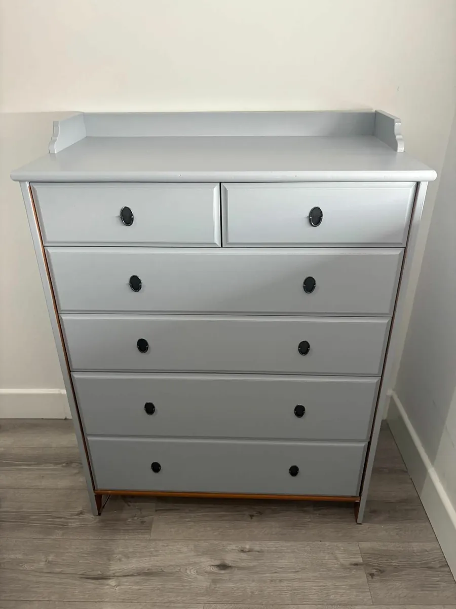 Chest of drawers