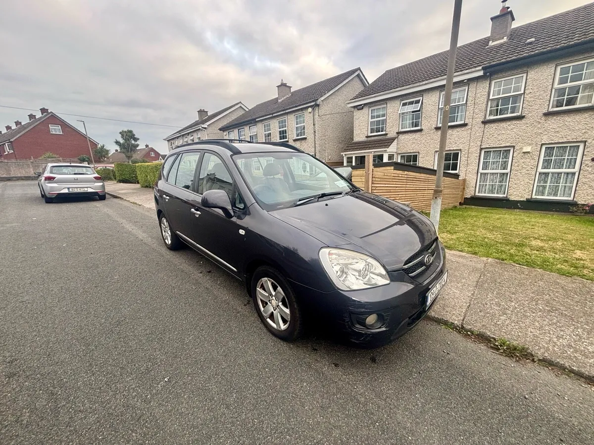 Kia Carens - Diesel / Automatic - Image 1