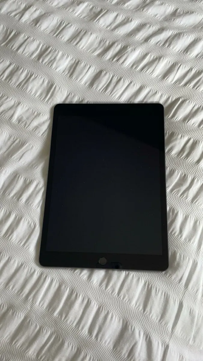 Apple 10 X 7 inch 9th generation 128gb I Pad - Image 1