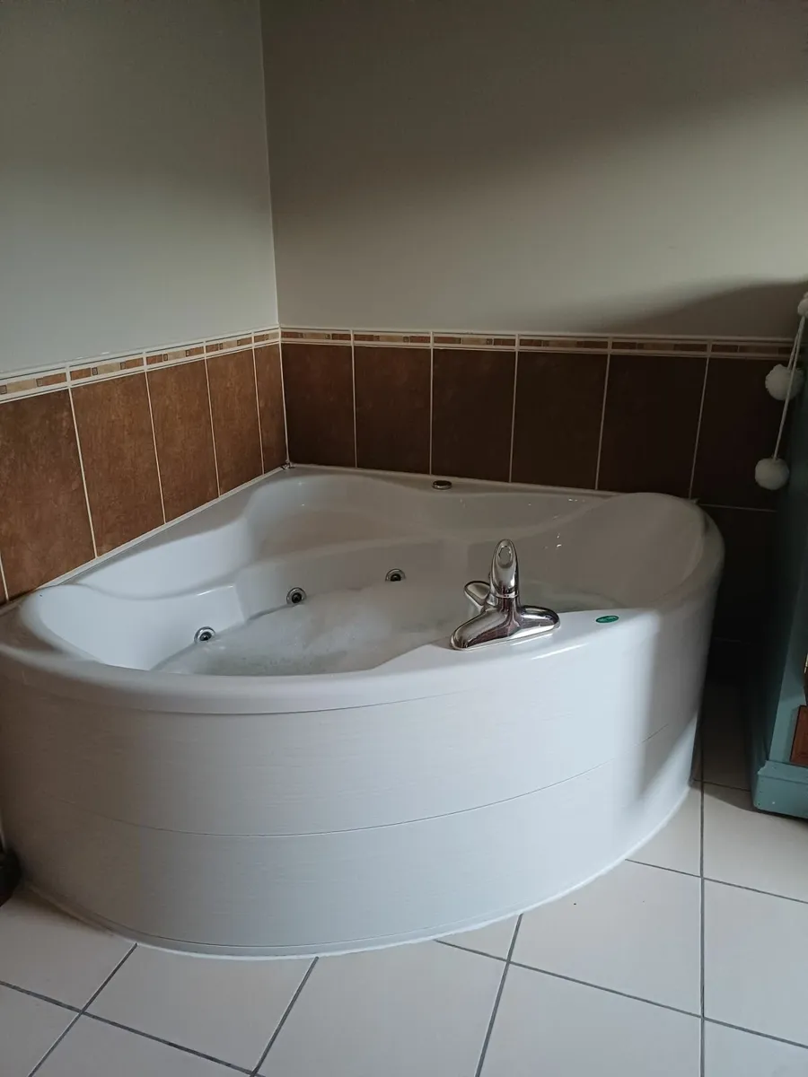 Hot tub bath - Image 1