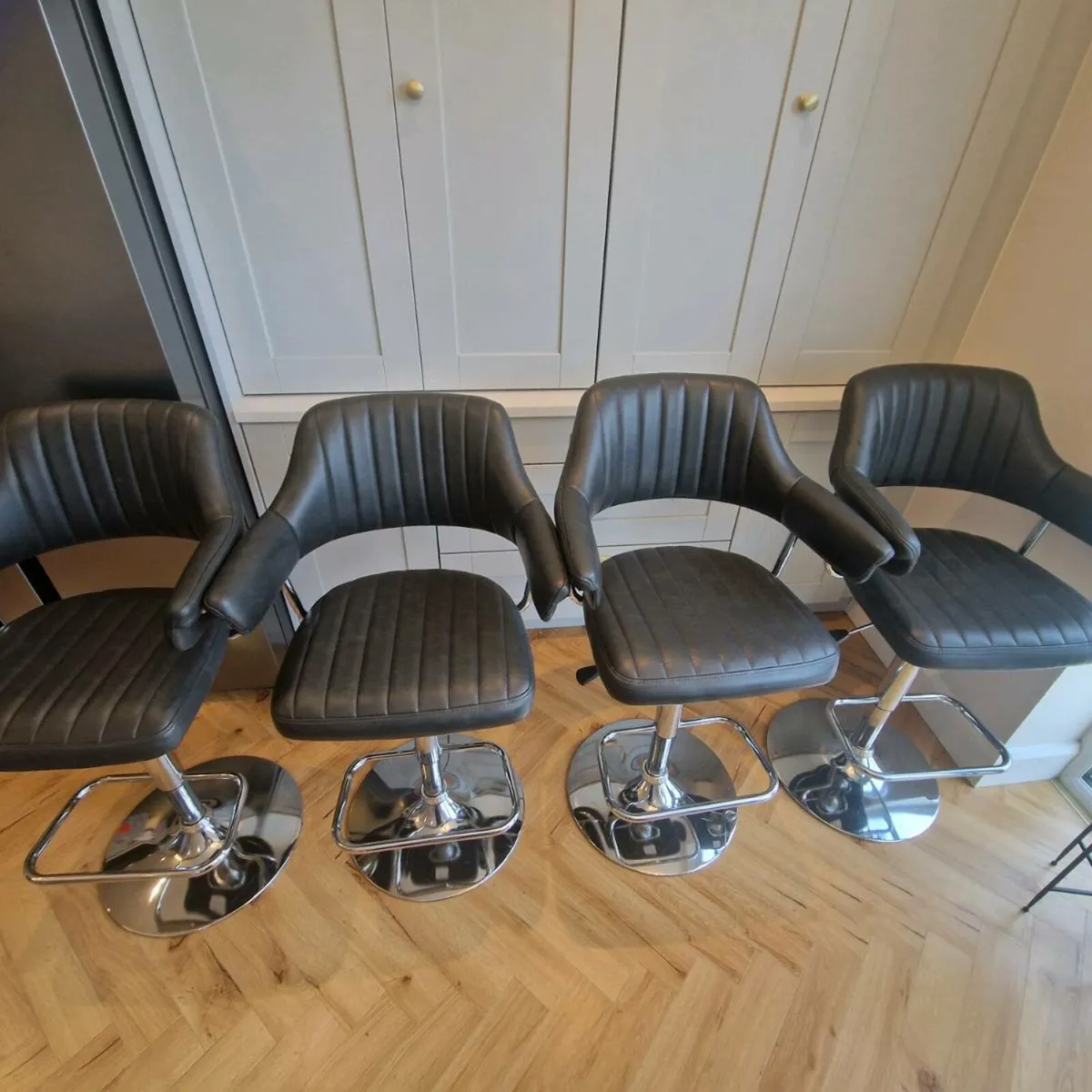 Belmont bar island stools x 4 - Image 3