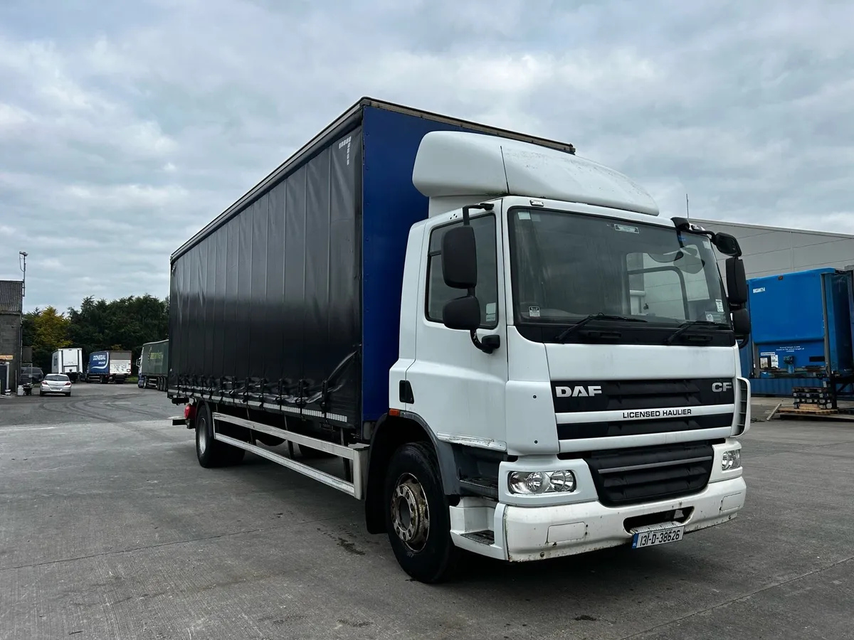 2013 DAF CF curtainside - Image 1