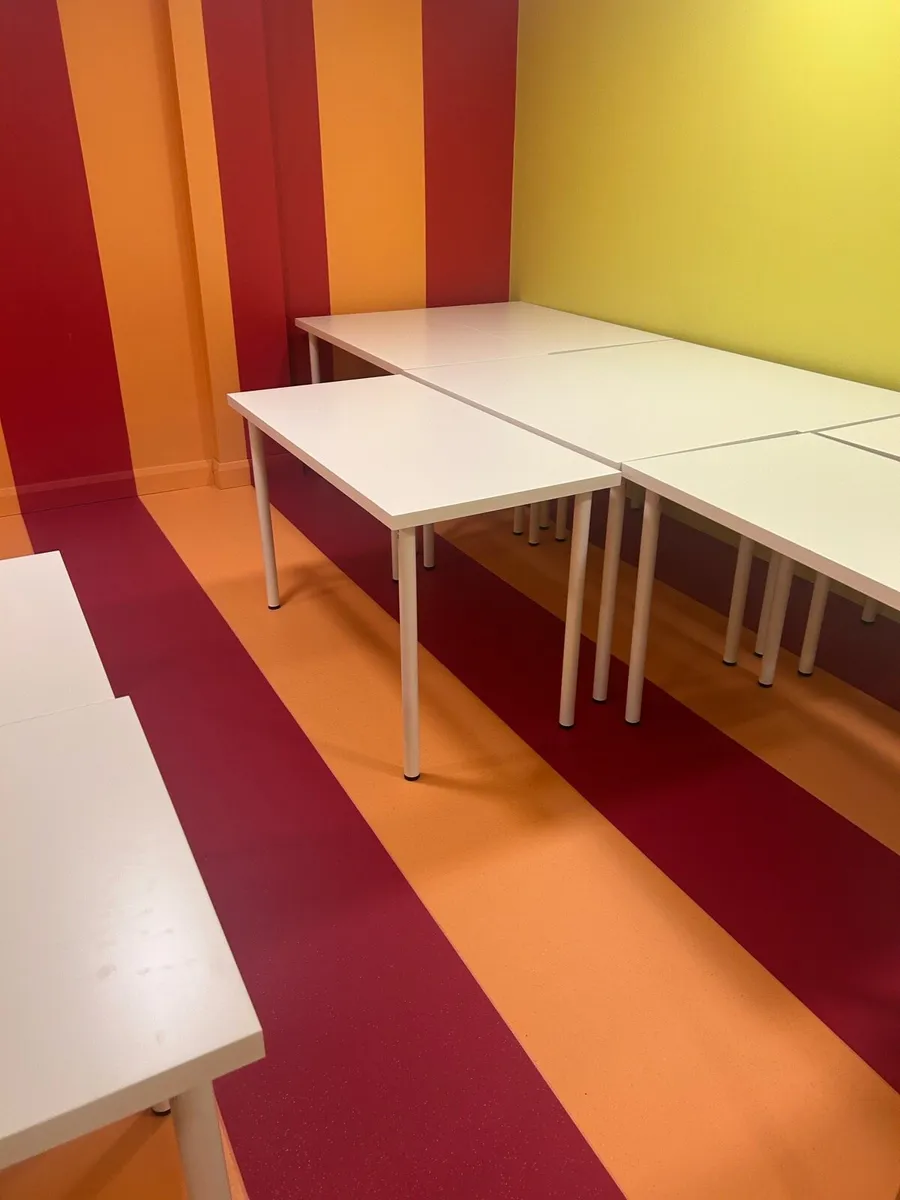 White desk/table - Image 4