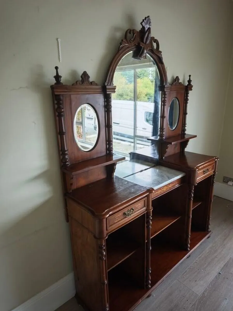 Presentation dresser - Image 1