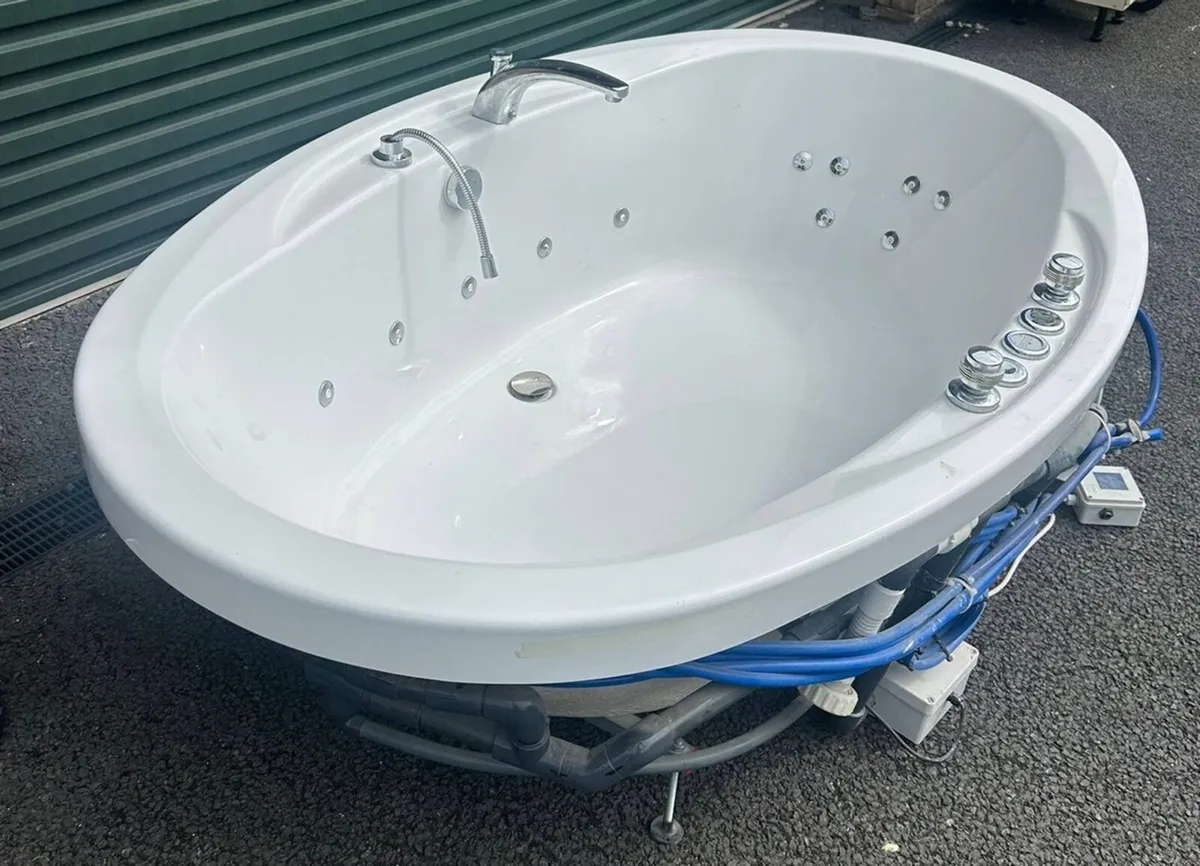 Jacuzzi Bath - Image 2