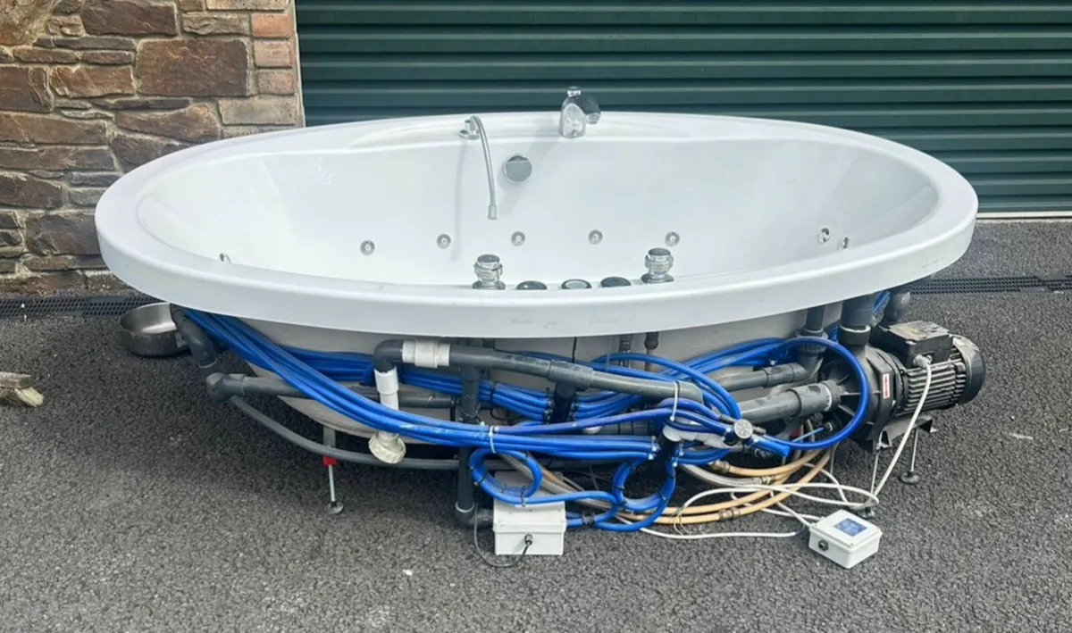Jacuzzi Bath - Image 3