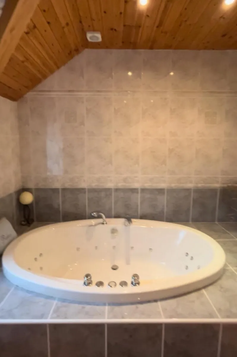 Jacuzzi Bath - Image 1