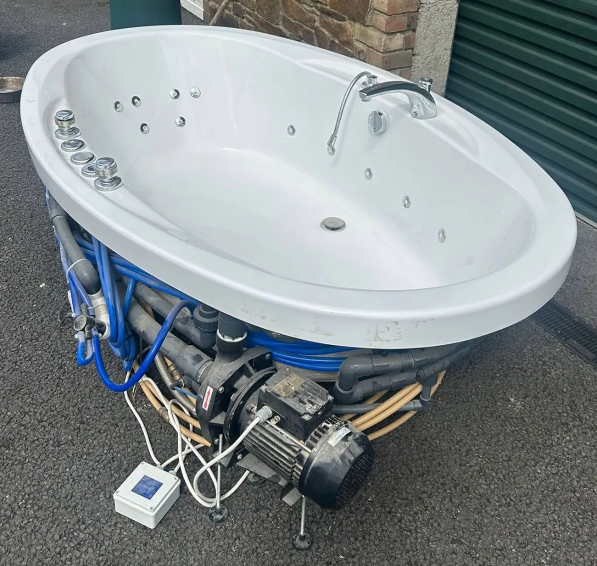 Jacuzzi Bath - Image 4