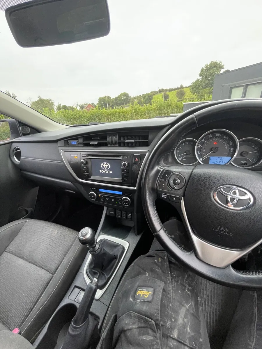 Toyota Auris 2014 - Image 2