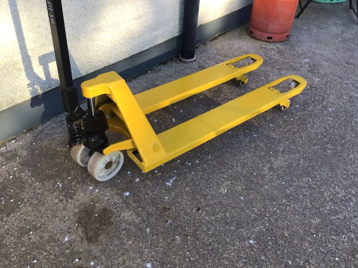 Pallet truck - Image 1