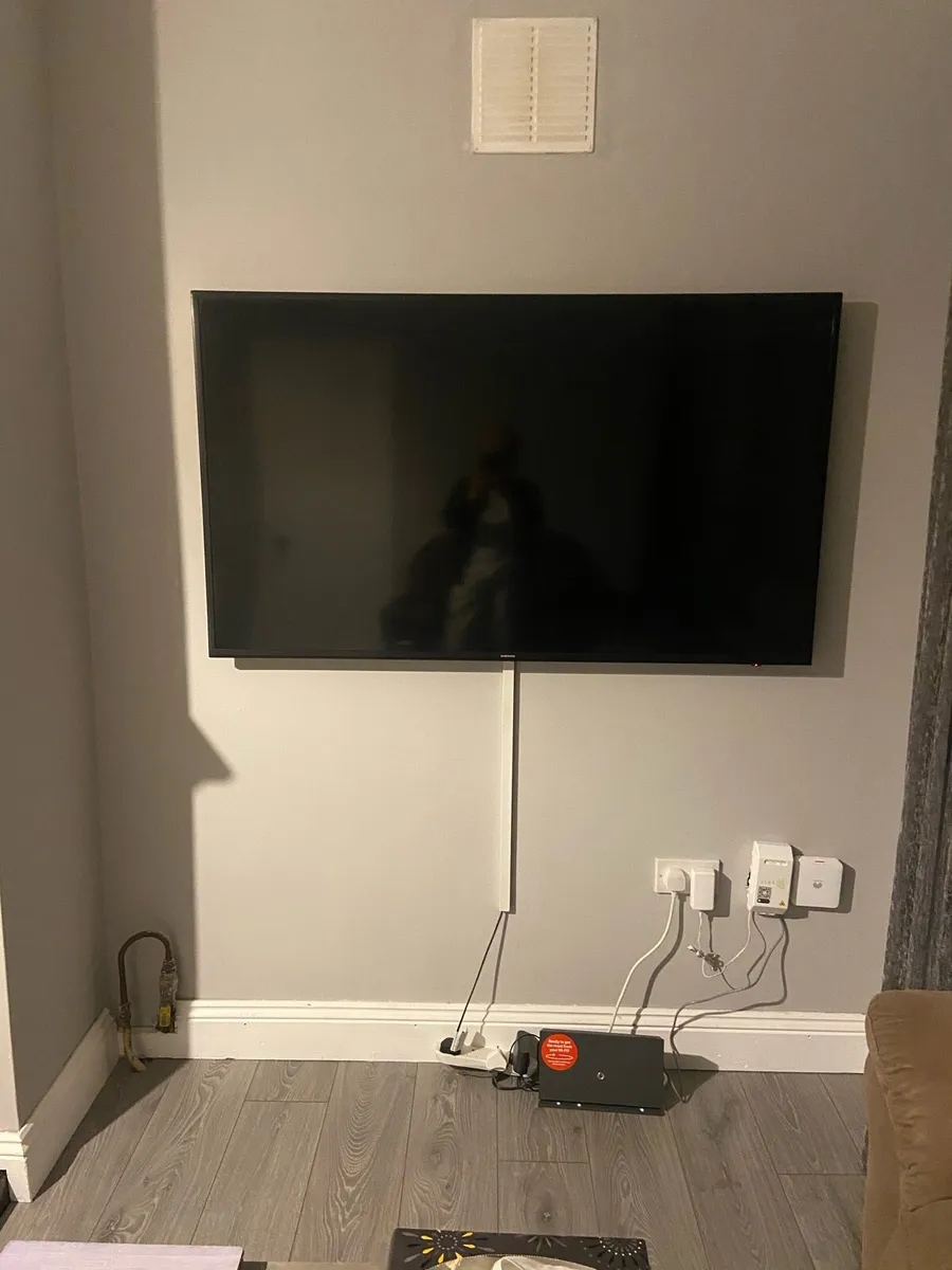 Samsung TV 58 Smart TV (6 series ) - Image 1