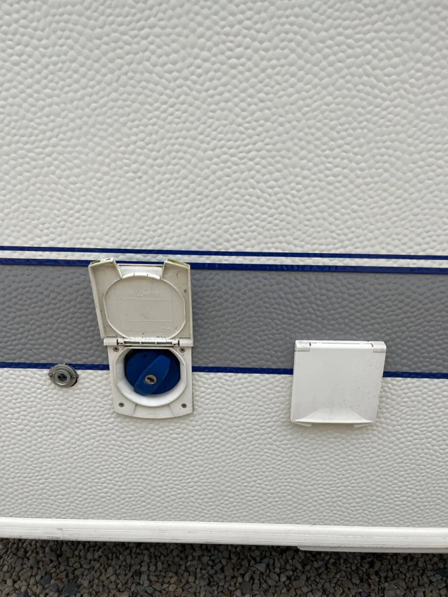 2010 Hobby Prestige 4 Berth Fixed Bed Caravan - Image 3