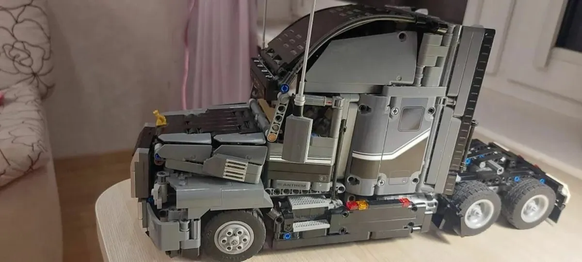 LEGO Technic Truck MACK Anthem - Image 2
