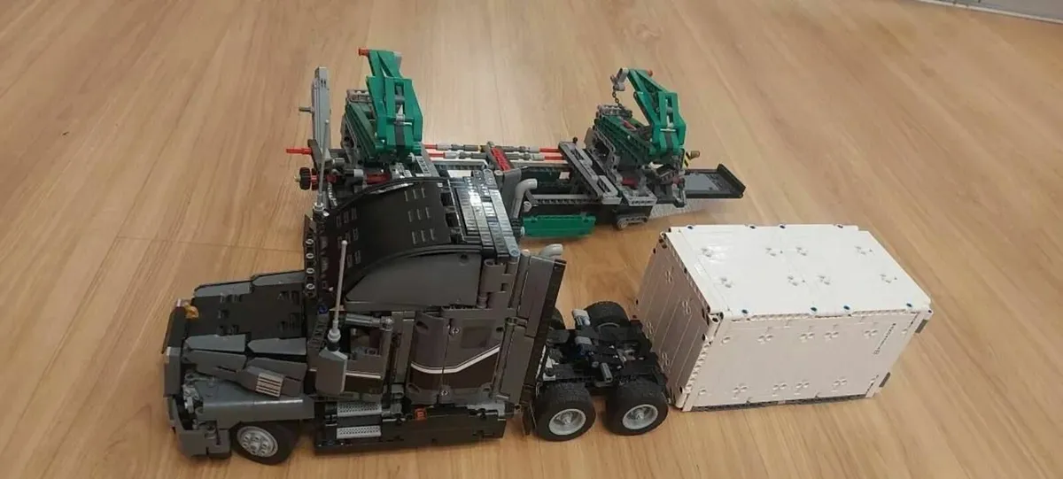 LEGO Technic Truck MACK Anthem - Image 4