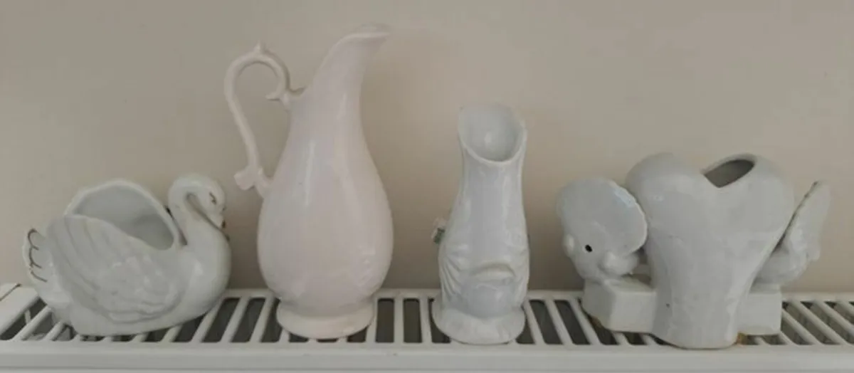 4 floral decorated vases - Image 2